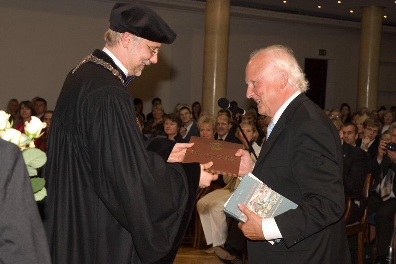 Latvijas Universitātes 90. gadadienai veltīta svinīgā LU Senāta sēde. LU rektors Mārcis Auziņš (pa kreisi) pasniedz LU Goda doktora dilpomu prof. Klausam Garberam.