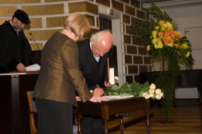 Latvijas Universitātes 90. gadadienai veltīta svinīgā LU Senāta sēde. Prof. Klauss Garbers parakstās LU Goda doktoru grāmatā.