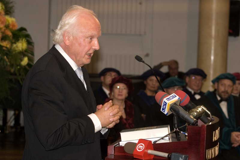 Latvijas Universitātes 90. gadadienai veltīta svinīgā LU Senāta sēde. LU Goda doktors prof. Klauss Garbers.