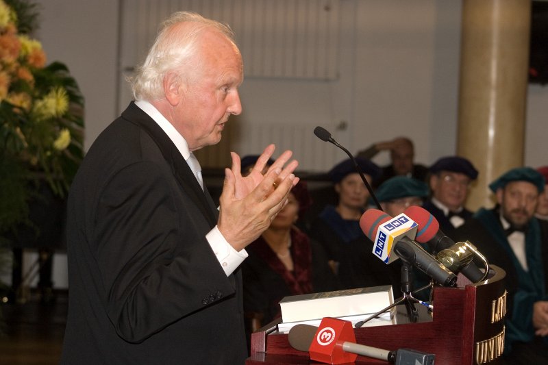 Latvijas Universitātes 90. gadadienai veltīta svinīgā LU Senāta sēde. LU Goda doktors prof. Klauss Garbers.