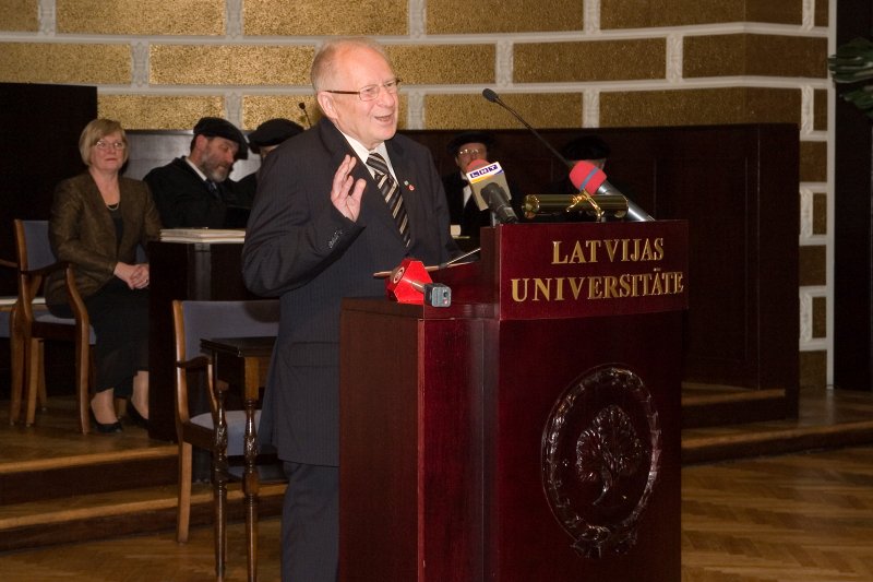 Latvijas Universitātes 90. gadadienai veltīta svinīgā LU Senāta sēde. Latvijas Zinātņu akadēmijas Senāta priekšsēdētājs Jānis Stradiņš.