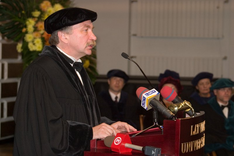 Latvijas Universitātes 90. gadadienai veltīta svinīgā LU Senāta sēde. LU zinātņu prorektors Indriķis Muižnieks.