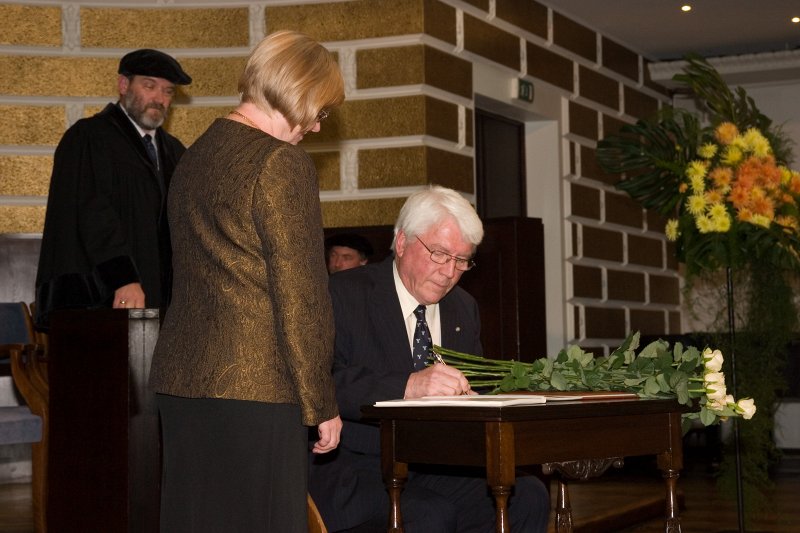 Latvijas Universitātes 90. gadadienai veltīta svinīgā LU Senāta sēde. Jeila (Yale) Universitātes profesors Kristaps Keggi parakstās LU Goda doktoru grāmatā.