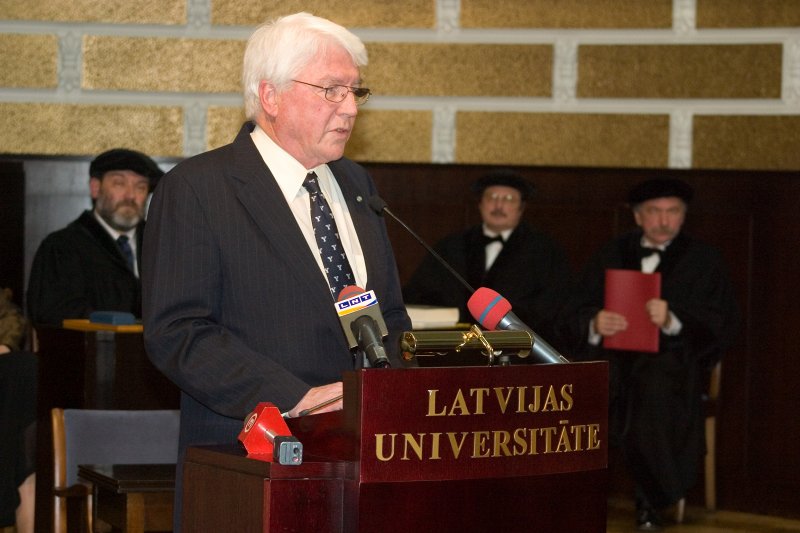 Latvijas Universitātes 90. gadadienai veltīta svinīgā LU Senāta sēde. LU Goda doktors, Jeila (Yale) Universitātes profesors Kristaps Keggi