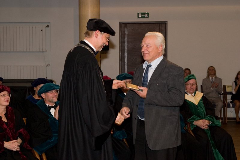 Latvijas Universitātes 90. gadadienai veltīta svinīgā LU Senāta sēde. LU rektors Mārcis Auziņš (pa kreisi) pasniedz emeritus profesora diplomu Uldim Raitumam.
