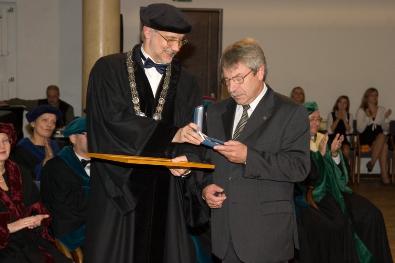 Latvijas Universitātes 90. gadadienai veltīta svinīgā LU Senāta sēde. LU rektors Mārcis Auziņš (pa kreisi) pasniedz LU Ģerboņa Zelta zīmi bijušajam LU kancleram Pāvelam Fricbergam.