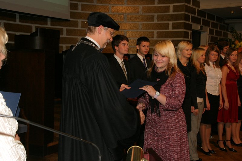 Latvijas Universitātes 90. gadadienai veltīta svinīgā LU Senāta sēde. LU Fonda 'Ceļamaizes' stipendiātu sveikšana.