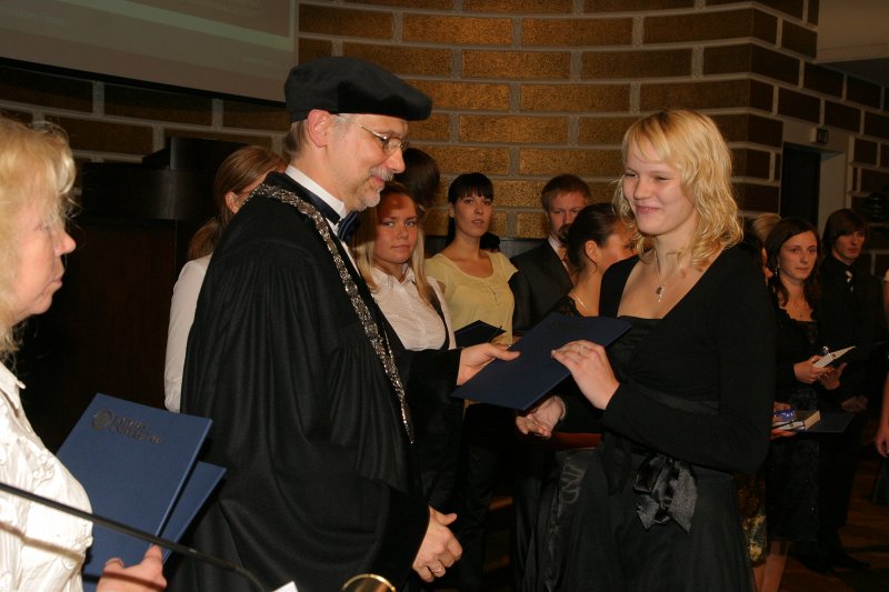 Latvijas Universitātes 90. gadadienai veltīta svinīgā LU Senāta sēde. LU Fonda 'Ceļamaizes' stipendiātu sveikšana.
