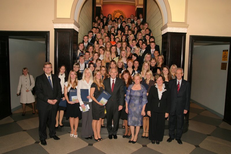 Latvijas Universitātes 90. gadadienai veltīta svinīgā LU Senāta sēde. LU Fonda 'Ceļamaizes' stipendiāti kopā ar LU Fonda pārstāvjiem un mecenātiem.