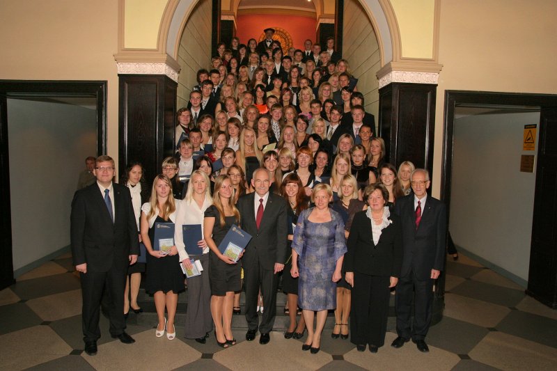Latvijas Universitātes 90. gadadienai veltīta svinīgā LU Senāta sēde. LU Fonda 'Ceļamaizes' stipendiāti kopā ar LU Fonda pārstāvjiem un mecenātiem.