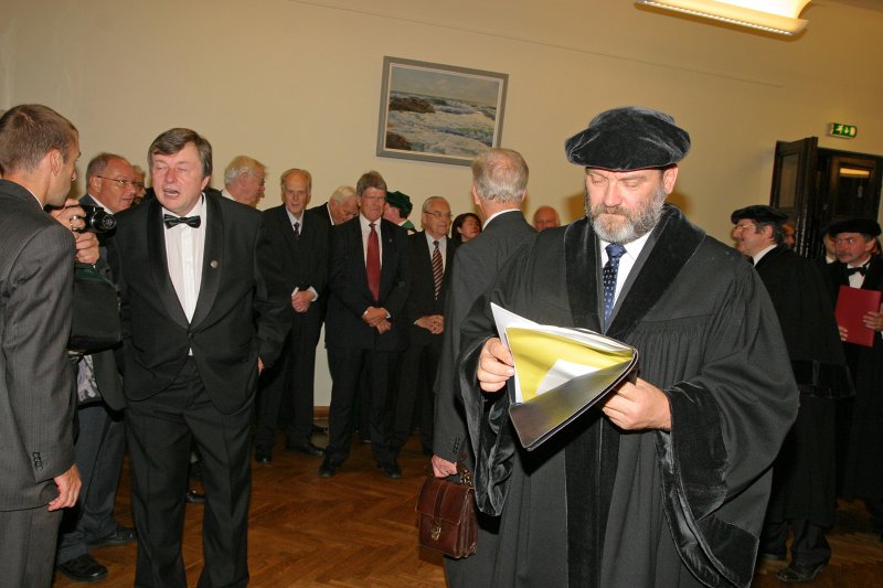 Latvijas Universitātes 90. gadadienai veltīta svinīgā LU Senāta sēde. Pa labi - LU Senāta priekšsēdētājs prof. Juris Rozenvalds.