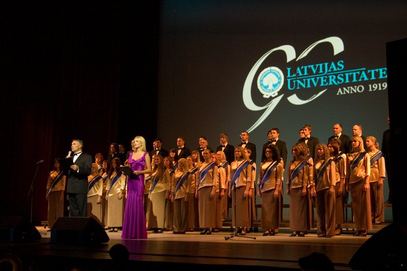 Latvijas Universitātes 90. gadadienai veltīts svētku koncerts Latvijas Nacionālajā operā. Koncerta vadītāji Juris Žagars un Dagmāra Legante un LU jauktais koris 'Juventus'.