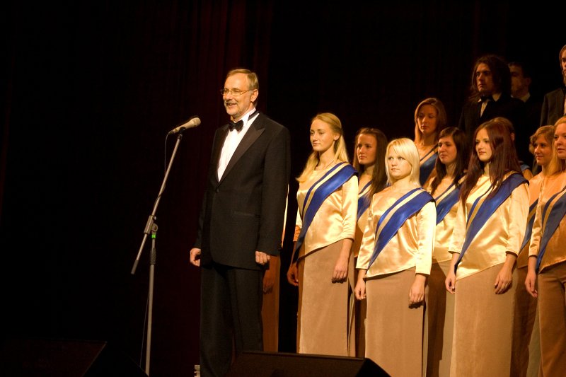 Latvijas Universitātes 90. gadadienai veltīts svētku koncerts Latvijas Nacionālajā operā. LU rektors Mārcis Auziņš.