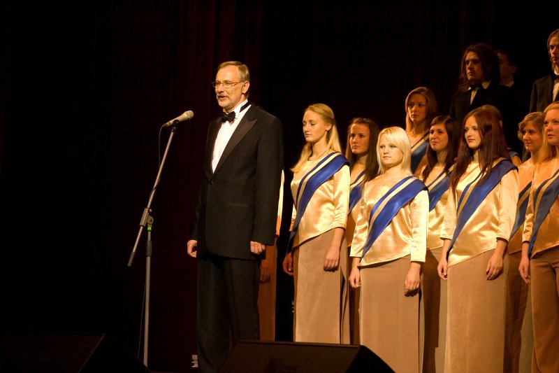 Latvijas Universitātes 90. gadadienai veltīts svētku koncerts Latvijas Nacionālajā operā. LU rektors Mārcis Auziņš.