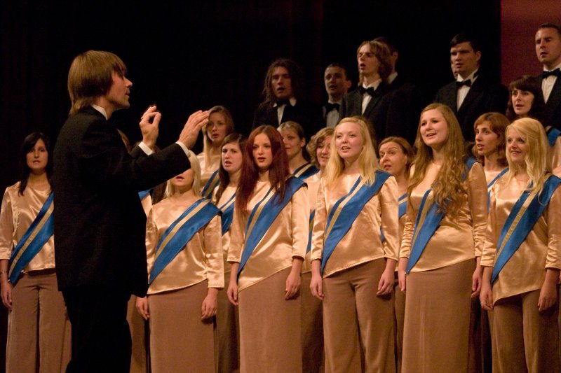Latvijas Universitātes 90. gadadienai veltīts svētku koncerts Latvijas Nacionālajā operā. LU jauktias koris 'Juventus' un diriģents Jānis Petrovskis.