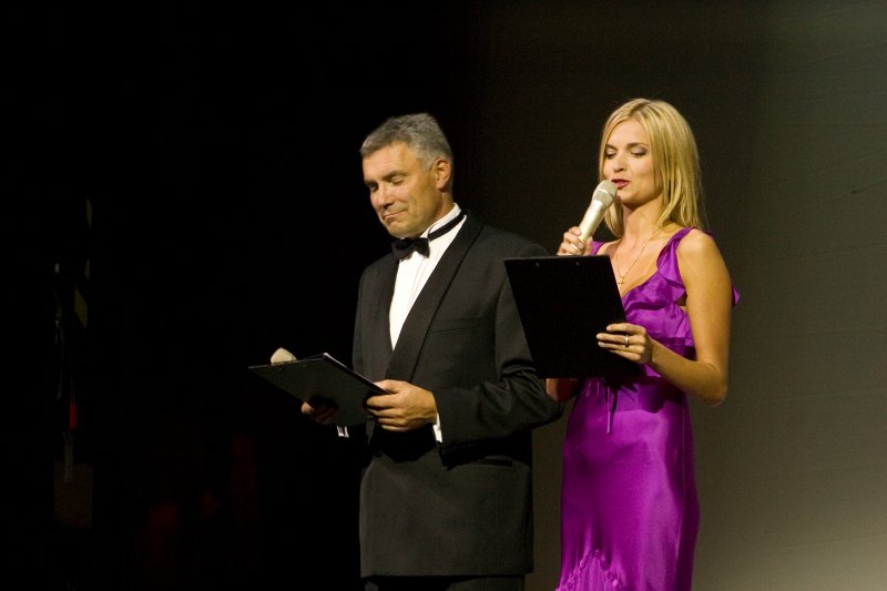 Latvijas Universitātes 90. gadadienai veltīts svētku koncerts Latvijas Nacionālajā operā. Koncerta vadītāji Juris Žagars un Dagmāra Legante.