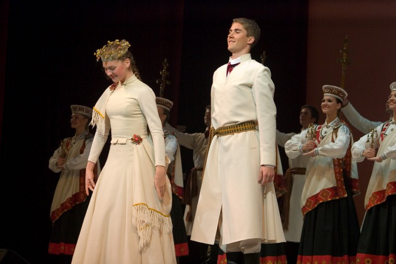 Latvijas Universitātes 90. gadadienai veltīts svētku koncerts Latvijas Nacionālajā operā. LU Tautas deju ansamblis 'Dancis'.