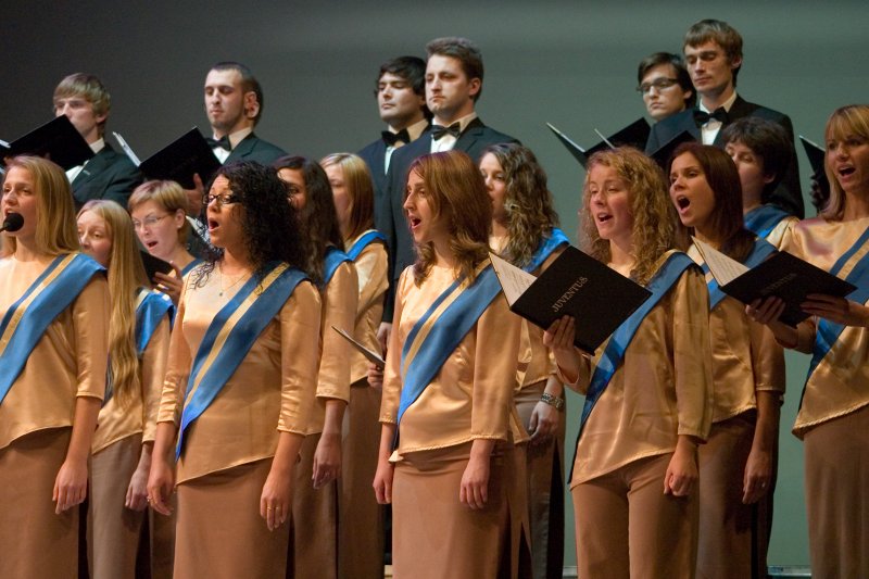 Latvijas Universitātes 90. gadadienai veltīts svētku koncerts Latvijas Nacionālajā operā. LU jauktias koris 'Juventus'.