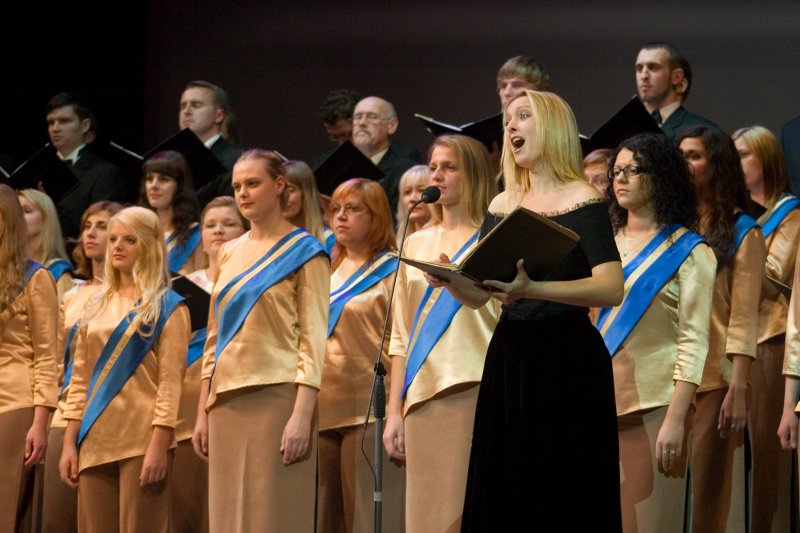 Latvijas Universitātes 90. gadadienai veltīts svētku koncerts Latvijas Nacionālajā operā. LU jauktias koris 'Juventus', soliste - Sonora Vaice.