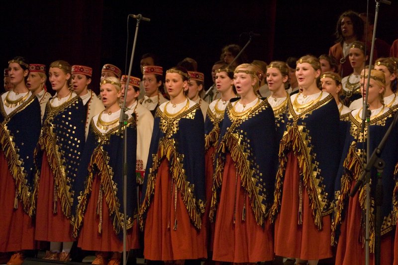 Latvijas Universitātes 90. gadadienai veltīts svētku koncerts Latvijas Nacionālajā operā. LU jauktias koris 'Juventus' un sieviešu koris 'Minjona'.