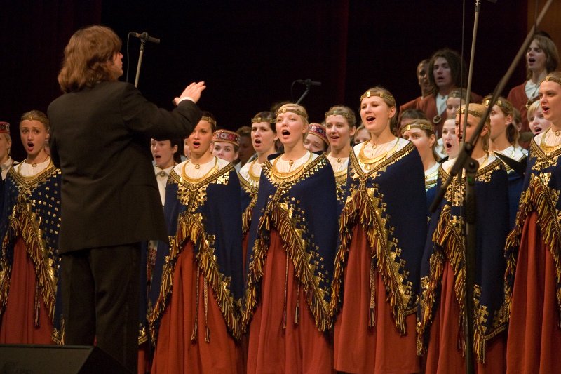 Latvijas Universitātes 90. gadadienai veltīts svētku koncerts Latvijas Nacionālajā operā. LU jauktias koris 'Juventus' un sieviešu koris 'Minjona',  diriģents - Ainārs Rubiķis.