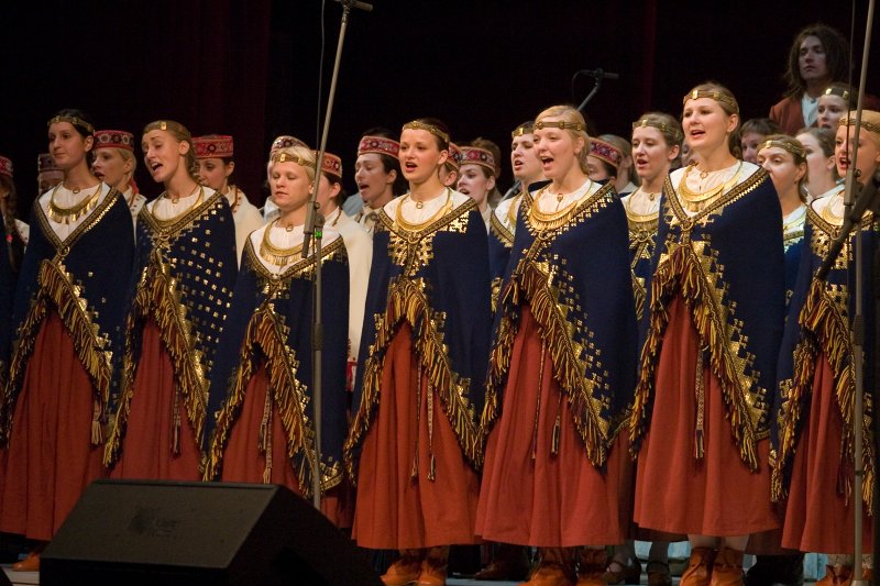 Latvijas Universitātes 90. gadadienai veltīts svētku koncerts Latvijas Nacionālajā operā. LU jauktias koris 'Juventus' un sieviešu koris 'Minjona'.