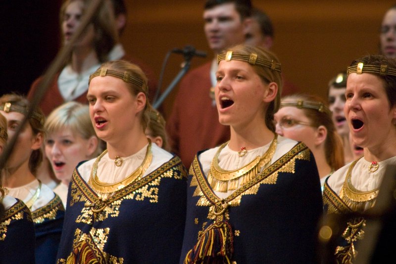 Latvijas Universitātes 90. gadadienai veltīts svētku koncerts Latvijas Nacionālajā operā. LU jauktias koris 'Juventus'.