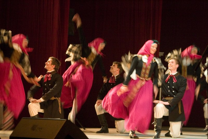 Latvijas Universitātes 90. gadadienai veltīts svētku koncerts Latvijas Nacionālajā operā. LU Tautas deju ansamblis 'Dancis'.