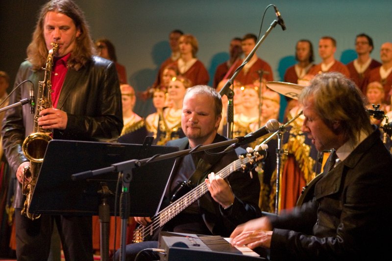Latvijas Universitātes 90. gadadienai veltīts svētku koncerts Latvijas Nacionālajā operā. Ulda Marhilēviča instrumentālā grupa.