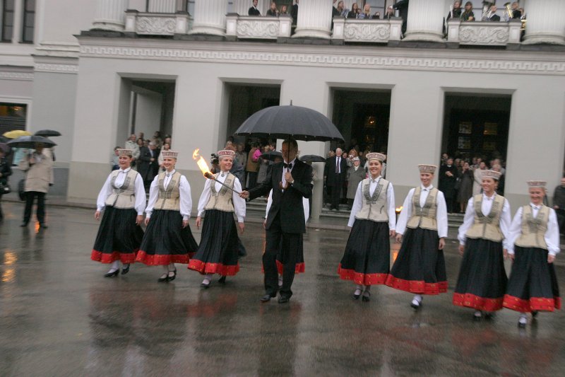 Latvijas Universitātes 90. gadadienai veltīts svētku koncerts Latvijas Nacionālajā operā. LU rektors Mārcis Auziņš aizdedzina svētku lāpu.
