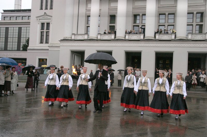 Latvijas Universitātes 90. gadadienai veltīts svētku koncerts Latvijas Nacionālajā operā. LU rektors Mārcis Auziņš aizdedzina svētku lāpu.
