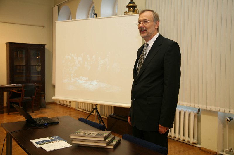 Izstādes 'No nezināmā uz zināšanām' atklāšana un LU jubilejas grāmatas atvēršana. LU rektors Mārcis Auziņš.