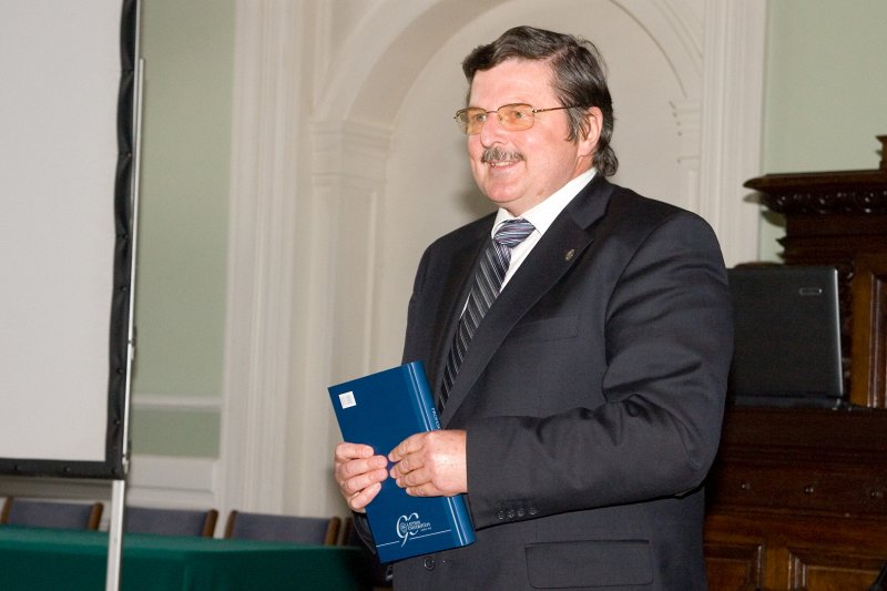LU bijušajam rektoram Augustam Tentelim veltītās grāmatas atvēršanas svētki. LU mācību prorektors Juris Krūmiņš.