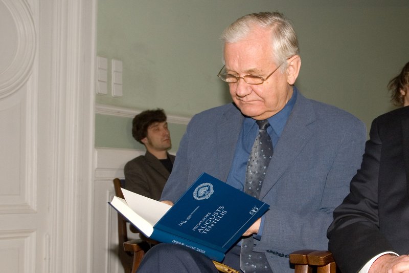 LU bijušajam rektoram Augustam Tentelim veltītās grāmatas atvēršanas svētki. LU bijušais rektors Juris Zaķis.