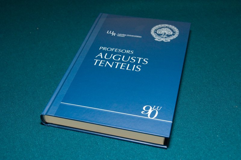 LU bijušajam rektoram Augustam Tentelim veltītās grāmatas atvēršanas svētki. Grāmatas vāks.