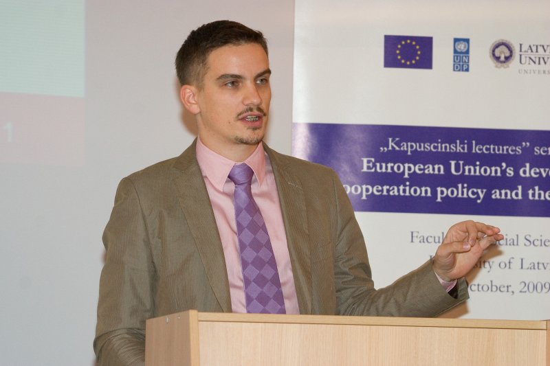 Pasākums 'Eiropas Savienības attīstības sadarbības politika un jaunās donorvalstis', kas notiek 'Kapuscinski lectures' projekta ietvaros. Jan Szczycinski (ODA Public Awareness and Communications Specialist, UNDP Bratislava Regional Centre).