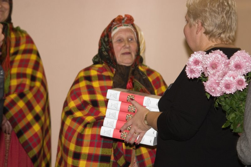 Rakstu krājuma 'Baltu un slāvu kultūrkontakti' atvēršanas svētki. Grāmatu apgāda 'Madris' direktore Skaidrīte Naumova pasniedz grāmatas suitu sievām.