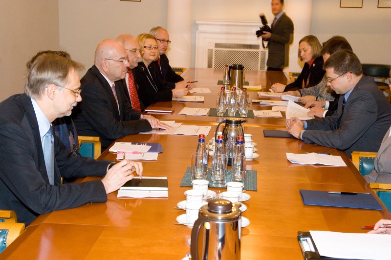 Ministru prezidenta Valda Dombrovskia tikšanās ar Eiropas Universitāšu asociācijas (EUA) prezidentu Žanu Marku Rapu (Jean-Marc Rapp). null