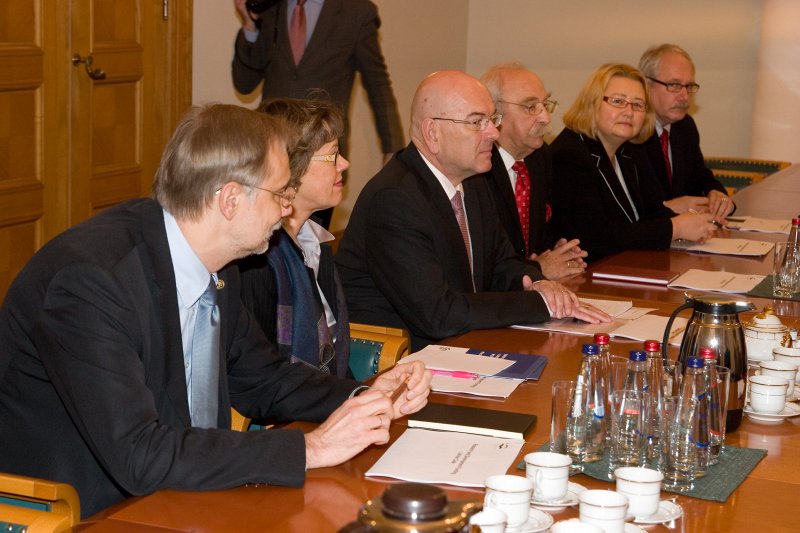 Ministru prezidenta Valda Dombrovskia tikšanās ar Eiropas Universitāšu asociācijas (EUA) prezidentu Žanu Marku Rapu (Jean-Marc Rapp). Vidū - Žans Marks Raps.