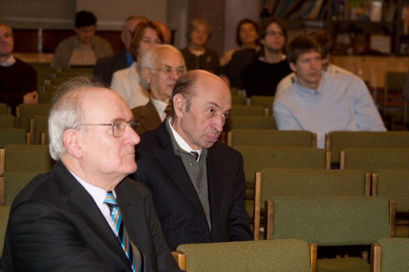 LU Matemātikas un informātikas institūta (MII) 50 gadu jubileja. 50 gadi atmiņās par LU MII vēsturi un cilvēkiem. Priekšplānā - dr. Bruno Martuzāns un prof. Rūsiņš Mārtiņš Freivalds.