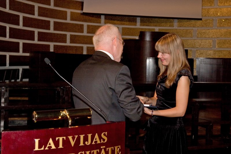 LU Fonda 2009./2010.ak.g. stipendiātu sumināšana. LU Fonda valdes priekšsēdētājs prof. Ivars Lācis
sveic Armīna Rūša piemiņas stipendijas ieguvēju 
Ditu Lapiņu.