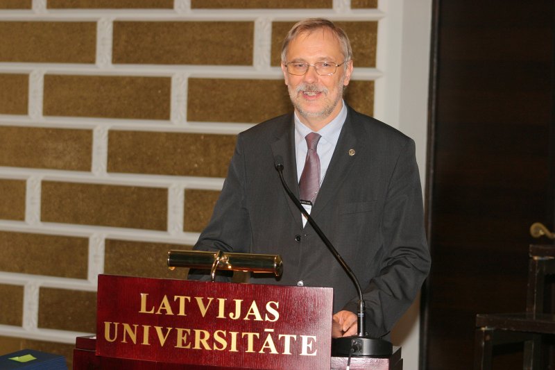 LU Fonda 2009./2010.ak.g. stipendiātu sumināšana. Latvijas Universitātes rektors prof. Mārcis Auziņš.