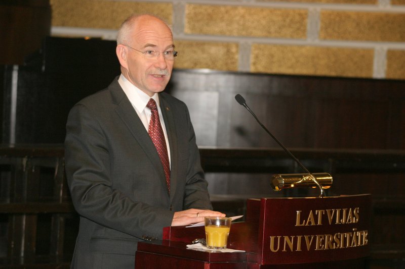 LU Fonda 2009./2010.ak.g. stipendiātu sumināšana. Latvijas Universitātes Fonda valdes priekšsēdētājs prof. Ivars Lācis.