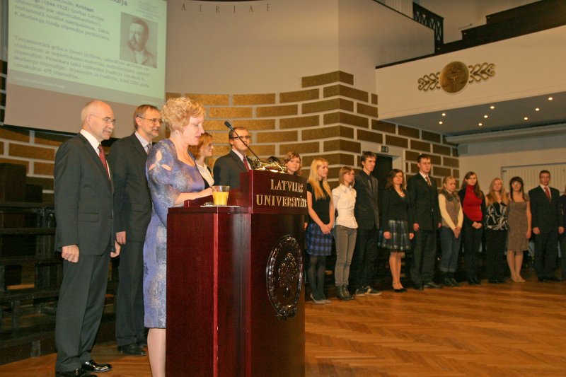 LU Fonda 2009./2010.ak.g. stipendiātu sumināšana. Priekšplānā - Latvijas Universitātes Fonda izpilddirektore Laila Kundziņa.