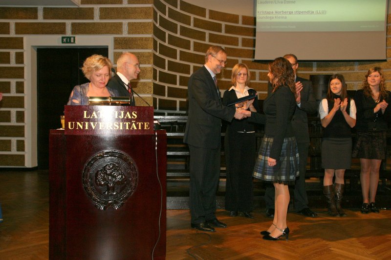 LU Fonda 2009./2010.ak.g. stipendiātu sumināšana. LU rektors Mārcis Auziņš sveic Morberga stipendijas ieguvēju Arnitu Grigāni.