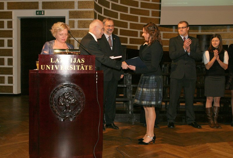 LU Fonda 2009./2010.ak.g. stipendiātu sumināšana. LU Fonda valdes prieksveic Morberga stipendijas ieguvēju Arnitu Grigāni.