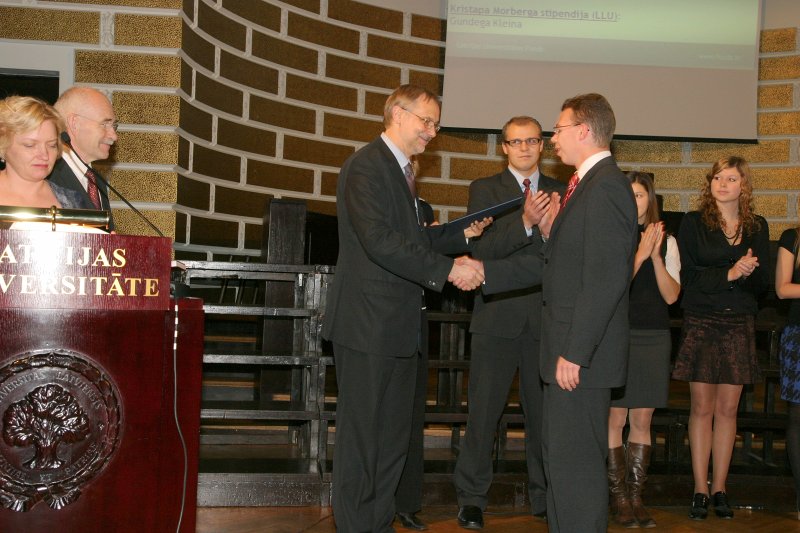 LU Fonda 2009./2010.ak.g. stipendiātu sumināšana. LU rektors Mārcis Auziņš sveic Morberga stipendijas ieguvēju Daini Kaldri.