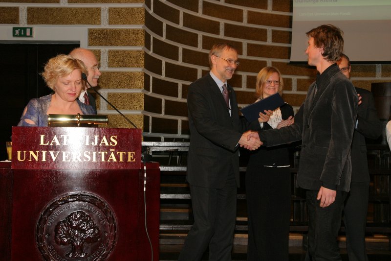 LU Fonda 2009./2010.ak.g. stipendiātu sumināšana. LU rektors Mārcis Auziņš sveic Morberga stipendijas ieguvēju  Mārtiņu Laizānu.