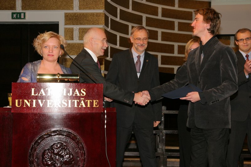 LU Fonda 2009./2010.ak.g. stipendiātu sumināšana. LU Fonda valdes priekšsēdētājs prof. Ivars Lācis sveic Morberga stipendijas ieguvēju  Mārtiņu Laizānu.