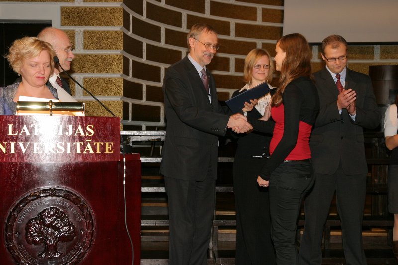 LU Fonda 2009./2010.ak.g. stipendiātu sumināšana. LU rektors Mārcis Auziņš sveic Morberga stipendijas ieguvēju Ilonu Pastori.